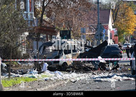 Autos, die am 14. November 2025 bei einem russischen Drohnenangriff in Chornomorsk, Odesa, Ukraine, zerstört wurden (Foto: Nina Liashonok/Ukrinform) Stockfoto