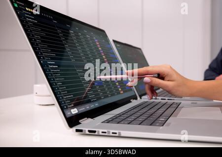Financial Professional Analysiert Medizinische Abrechnungsdaten Für Mehrere Geschäftskonten Stockfoto