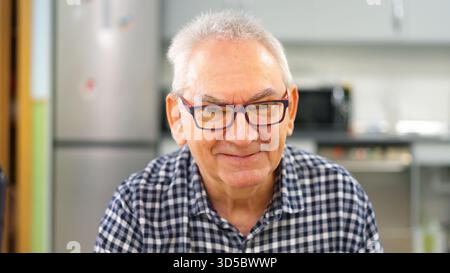 Seniorenmann mit lächelnder Brille für Inklusion und Glück Stockfoto