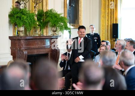Präsident Donald Trump hält eine Rede auf einer Veranstaltung „Fostering the Future“ im östlichen Saal des Weißen Hauses am Donnerstag, den 13. November 2025. (Offizielles Foto des Weißen Hauses von Andrea Hanks) Stockfoto