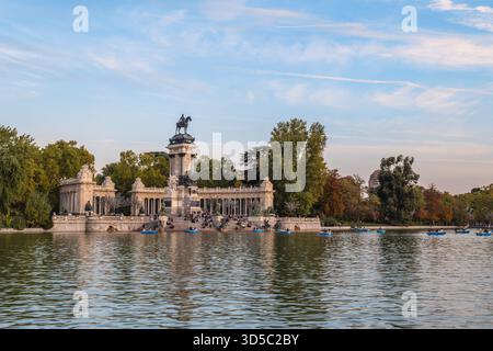 Der große Teich von Buen Retiro, auch bekannt als Retiro Teich, befindet sich im Retiro Park in Madrid, Spanien. Stockfoto