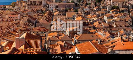 Panorama der roten Dächer der Altstadt von den alten Stadtmauern. Dubrovnik, Kroatien, Adria, Stockfoto