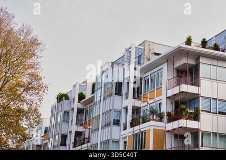 Städtische Apartmenthäuser bieten einzigartige Architektur mit viel Grün. Es ist ein frischer Herbsttag. Stockfoto