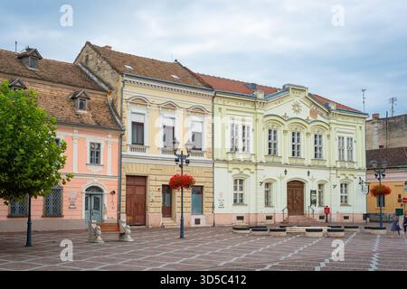 Bezaubernde pastellfarbene Häuser am Széchenyi-Platz in der historischen Stadt Esztergom, Ungarn Stockfoto