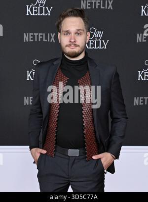 11. November 2025, Hollywoood, Kalifornien, USA: FREDDY SCHRAMM nimmt an der Premiere von „Jay Kelly“ in Los Angeles Teil (Foto: © Billy Bennight/ZUMA Press Wire). Nicht für kommerzielle ZWECKE! Stockfoto