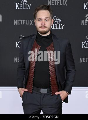 11. November 2025, Hollywoood, Kalifornien, USA: FREDDY SCHRAMM nimmt an der Premiere von „Jay Kelly“ in Los Angeles Teil (Foto: © Billy Bennight/ZUMA Press Wire). Nicht für kommerzielle ZWECKE! Stockfoto