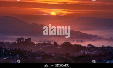 Nebliger Sonnenaufgang über Lewes in den South Downs in East Sussex Stockfoto