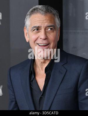 11. November 2025, Hollywood, Kalifornien, USA: Amerikanischer Schauspieler, der Filmemacher, Aktivist und humanitäre GEORGE CLOONEY, 64, reagiert auf einen Kommentar eines Ko-Stars von Jack Kelly, der an der Premiere von Netflix’s „Jay Kelly“, einem Comedy-Film von N. Baumbach mit Ensemblebesetzung Clooney, Sandler, L. Dern und Crudup, teilnimmt. (Credit Image: © Billy Bennight/ZUMA Press Wire) NUR REDAKTIONELLE VERWENDUNG! Nicht für kommerzielle ZWECKE! Stockfoto