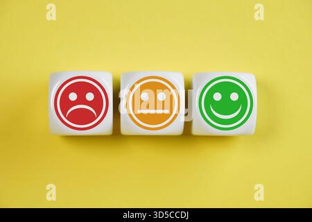 Business Quality Customer Experience Feedback, Bewertung und Umfragekonzept mit Emoticon-Symbolen für Kundenfeedback, die die Bewertung der Business Quality symbolisieren Stockfoto