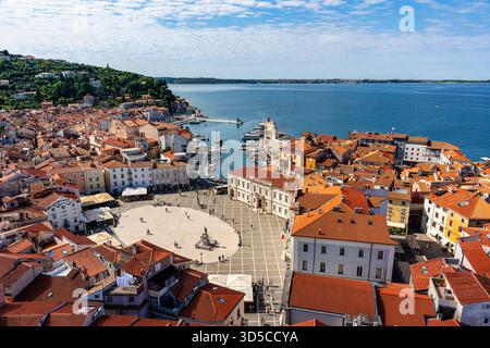 Aus der Vogelperspektive auf den Tartini-Platz in der adriatischen Küstenstadt Piran, Slowenien. Stockfoto