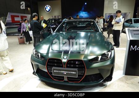 Auf der 8. China International Import Expo wird ein grünes BMW M4 Limited Edition Fahrzeug ausgestellt. Stockfoto