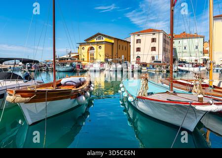 Kleine Vergnügungs- und Fischerboote im Hafen der Ferienstadt Piran, Slowenien. Stockfoto
