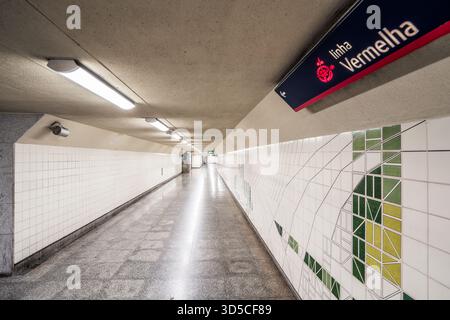 U-Bahn-Linie vom Bahnhof Alameda mit Verbindung zur roten Linie Lissabon-Portugal. Stockfoto