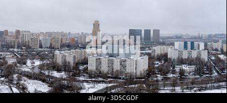 Moskau, Russland - 15. November 2025: Vogelperspektive auf ein Wohngebiet einer Großstadt mit dem ersten Schnee. Schnee in Moskau. Metropolis im Schnee, Luftaufnahmen. Hochwertige Fotos Stockfoto