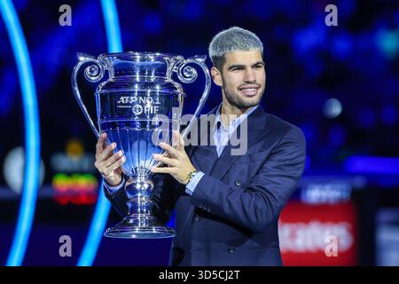 Carlos Alcaraz aus Spanien hält die ATP World Nr.1 Trophy zum Jahresende 2025, die PIF am sechsten Tag des Nitto ATP Finals 2025 in der Inalpi Arena in Turin ausgab Stockfoto