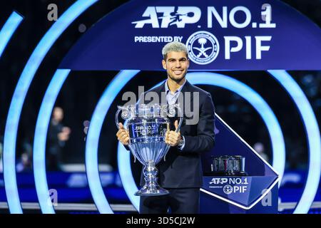 Carlos Alcaraz aus Spanien hält die ATP World Nr.1 Trophy zum Jahresende 2025, die PIF am sechsten Tag des Nitto ATP Finals 2025 in der Inalpi Arena in Turin ausgab Stockfoto