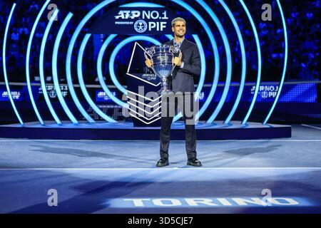 Turin, Italien. November 2025. Carlos Alcaraz aus Spanien hält die ATP World Nr.1 Trophy zum Jahresende 2025, die PIF am sechsten Tag des Nitto ATP Finals 2025 in der Inalpi Arena in Turin ausstellte Stockfoto