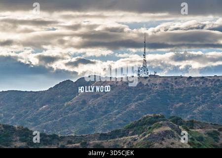 Los Angeles, USA. 27. Mai 2010, Hollywood-Schild auf Mount Lee mit bewölktem Himmel Stockfoto