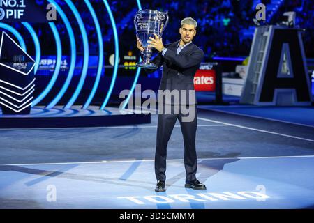 Carlos Alcaraz aus Spanien hält die ATP World Nr.1 Trophy zum Jahresende 2025, die PIF am sechsten Tag des Nitto ATP Finals 2025 in der Inalpi Arena in Turin ausgab Stockfoto