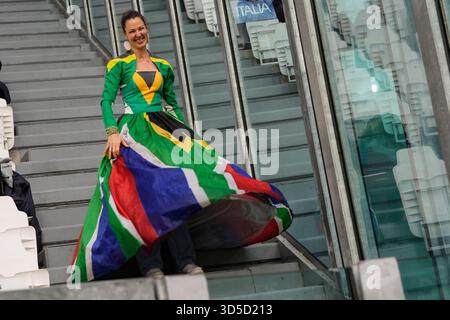Torino, Italien. November 2025. Fans vor dem Spiel der Quilter Nations Series 2025 zwischen Italien und Südafrika im Juventus-Stadion in Turin, Nordwesten Italiens - 15. November 2025. Sport - Fußball (Foto: Fabio Ferrari/LaPresse) Credit: LaPresse/Alamy Live News Stockfoto