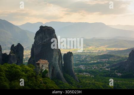 Atemberaubende Landschaft von Meteora, Griechenland, mit dramatischen Felsformationen, historischen Klöstern und atemberaubendem Panoramablick über Täler und mou Stockfoto
