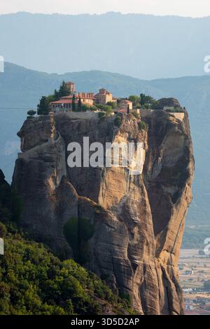 Atemberaubende Landschaft von Meteora, Griechenland, mit dramatischen Felsformationen und historischen Klöstern. Stockfoto