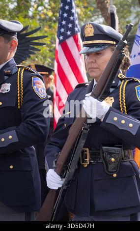 Ein Offizier der Westchester County Police, Department of Public Safety, steht bei einem Tag der Gewehrveteranen im Lasdon Park in Katonah auf. Stockfoto