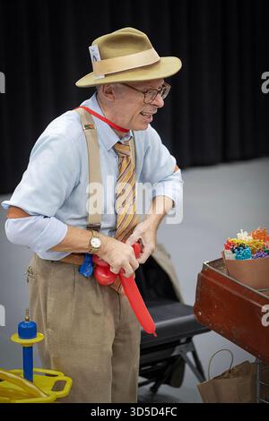 BALLON MAKER. Bei der Hudson Valley Train Show in Poughkeepsie, NY, baut ein Mann mittleren Alters in Retro-Kleidung Ballons für Kinder. Stockfoto