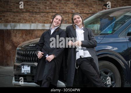 Zwei orthodoxe jüdische Studenten in der Pause lächeln diesem Fotografen. In New York City. Stockfoto