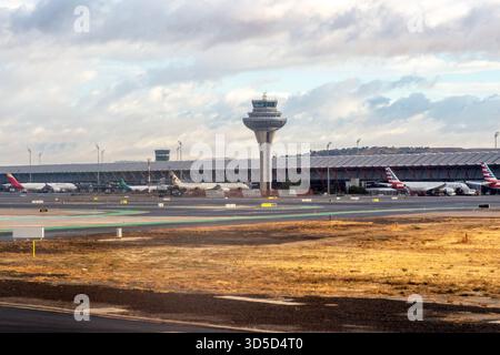 Kontrollturm und Terminal 4 Gebäude, Flughafen Adolfo Suárez Madrid-Barajas, Madrid, Spanien Stockfoto