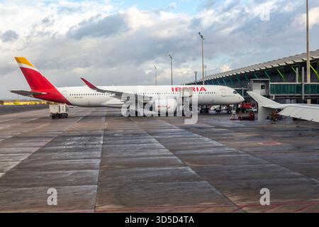 Iberia Airbus A350 Passagierflugzeug, Terminal 4, Flughafen Adolfo Suárez Madrid–Barajas, Madrid, Spanien Stockfoto