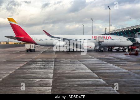 Iberia Airbus A350 Passagierflugzeug, Terminal 4, Flughafen Adolfo Suárez Madrid–Barajas, Madrid, Spanien Stockfoto