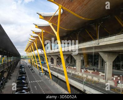 Moderne Architektur außerhalb des Terminals 4, Flughafen Adolfo Suárez Madrid-Barajas, Madrid, Spanien Stockfoto