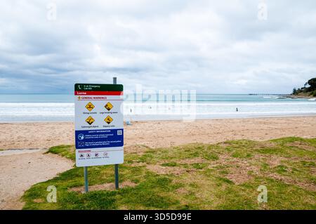 Lorne-Warnsignal in der Nähe des bechs, starke Strömungen, große brechende Wellen, untergetauchte Objekte, rutschiger Felsen, Lorne, Great Ocean Road, Victoria, Austr Stockfoto