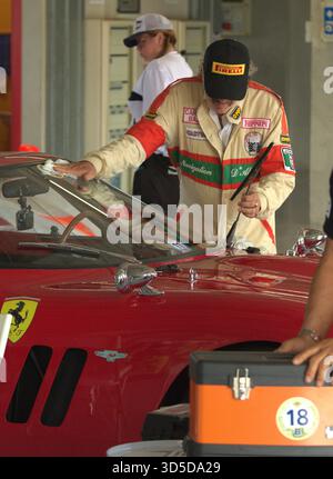 Imola, 14.09.2025. Mann, der einen Ferrari reinigt Stockfoto