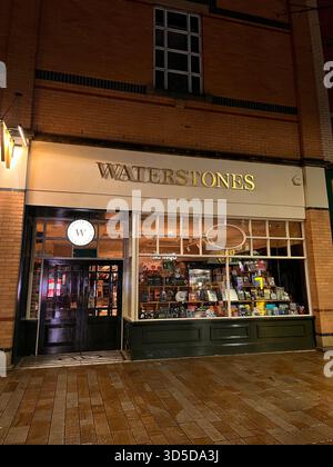 Nächtlicher Blick auf die Buchhandlung Waterstones, beleuchtet mit warmen Lichtern im Stadtzentrum von Hull, England, mit Buchpräsentationen bei starkem Wind Stockfoto