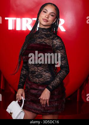 Los Angeles, Usa. November 2025. LOS ANGELES, KALIFORNIEN, USA – 14. NOVEMBER: Riley Simpson kommt am 14. November 2025 zum TirTir „Radiate in Red“ Pop-up Experience Launch in der 8175 Melrose Avenue in Los Angeles, Kalifornien, USA. (Foto: Kay Qiao/Image Press Agency) Credit: Image Press Agency/Alamy Live News Stockfoto