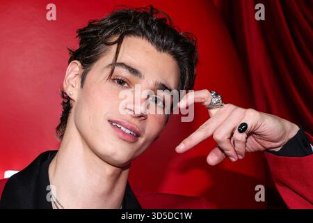 Los Angeles, Usa. November 2025. LOS ANGELES, KALIFORNIEN, USA – 14. NOVEMBER: Internet-Persönlichkeit Pierre Boo kommt am 14. November 2025 zum TirTir „Radiate in Red“ Pop-up Experience Launch in der 8175 Melrose Avenue in Los Angeles, Kalifornien, USA. (Foto: Kay Qiao/Image Press Agency) Credit: Image Press Agency/Alamy Live News Stockfoto