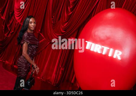 Los Angeles, Usa. November 2025. LOS ANGELES, KALIFORNIEN, USA – 14. NOVEMBER: YouTuber Kellie Sweet kommt am 14. November 2025 zum TirTir „Radiate in Red“ Pop-up Experience Launch in der 8175 Melrose Avenue in Los Angeles, Kalifornien, USA. (Foto: Kay Qiao/Image Press Agency) Credit: Image Press Agency/Alamy Live News Stockfoto