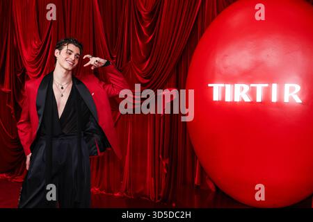 Los Angeles, Usa. November 2025. LOS ANGELES, KALIFORNIEN, USA – 14. NOVEMBER: Internet-Persönlichkeit Pierre Boo kommt am 14. November 2025 zum TirTir „Radiate in Red“ Pop-up Experience Launch in der 8175 Melrose Avenue in Los Angeles, Kalifornien, USA. (Foto: Kay Qiao/Image Press Agency) Credit: Image Press Agency/Alamy Live News Stockfoto
