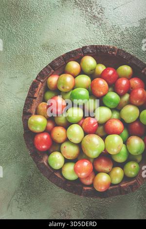 Kirschpflaume tkemali, Obst, Pflaumenvielfalt, auf einem Holzteller, georgianische Küche, Blick von oben, keine Leute, Stockfoto