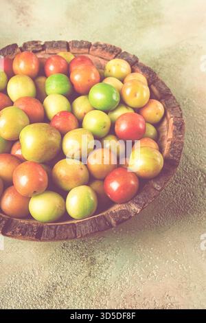Kirschpflaume tkemali, Obst, Pflaumenvielfalt, auf einem Holzteller, georgianische Küche, Blick von oben, keine Leute, Stockfoto