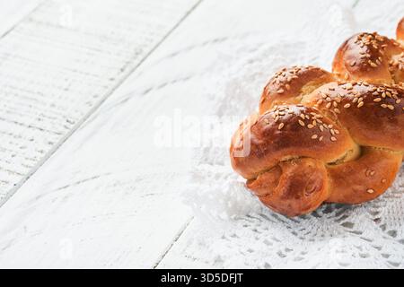 ?Hallah Brot. Sabbath Kiddush Zeremonie Komposition. Frisch gebackenes hausgemachtes, geflochtenes Challah-Brot für Shabbat und Feiertage auf weißem hölzernem Hintergrund, Shabbat Shalom. Draufsicht. Kopierbereich. Stockfoto