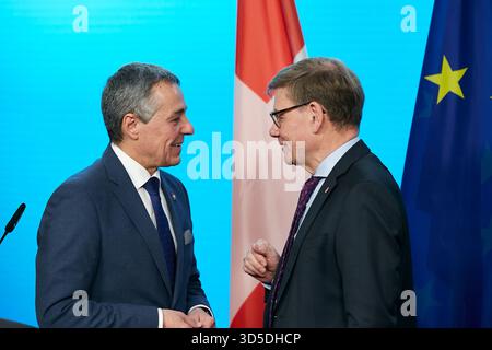 14. November 2025, Berlin - Bundesaußenminister Dr. Johann Wadephul und sein Schweizer Kollege Ignazio Cassis im Gespräch nach der gemeinsamen Pressekonferenz im Auswärtigen Ministerium. 00R251114D115CARO.JPG [MODELLVERSION: NEIN, EIGENSCHAFTSFREIGABE: N Stockfoto