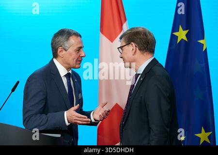 14. November 2025, Berlin - Bundesaußenminister Dr. Johann Wadephul und sein Schweizer Kollege Ignazio Cassis im Gespräch nach der gemeinsamen Pressekonferenz im Auswärtigen Ministerium. 00R251114D123CARO.JPG [MODELLVERSION: NEIN, EIGENSCHAFTSFREIGABE: N Stockfoto
