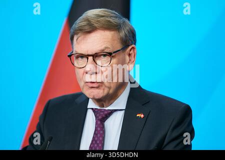 14. November 2025, Berlin, Deutschland - der Bundesaußenminister Dr. Johann Wadephul bei der Pressekonferenz im Außenministerium anlässlich des Besuchs seines Schweizer Kollegen. 00R251114D098CARO.JPG [MODELLVERSION: NEIN, EIGENSCHAFTSFREIGABE: NEIN (C) CA. Stockfoto