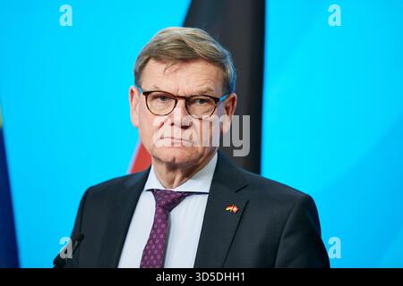 14. November 2025, Berlin, Deutschland - der Bundesaußenminister Dr. Johann Wadephul bei der Pressekonferenz im Außenministerium anlässlich des Besuchs seines Schweizer Kollegen. 00R251114D074CARO.JPG [MODELLVERSION: NEIN, EIGENSCHAFTSFREIGABE: NEIN (C) CA. Stockfoto