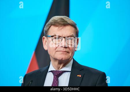 14. November 2025, Berlin, Deutschland - der Bundesaußenminister Dr. Johann Wadephul bei der Pressekonferenz im Auswärtigen Ministerium anlässlich des Besuchs seines Schweizer Kollegen. 00R251114D094CARO.JPG [MODELLVERSION: NEIN, EIGENSCHAFT Stockfoto