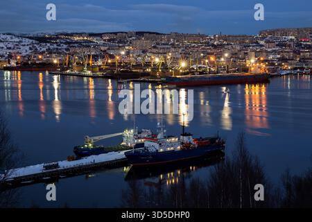 Murmansk, Russland - 10. März 2025: Abendlicher Blick auf den Handelshafen von Murmansk und die eisfreie Kola-Bucht Stockfoto