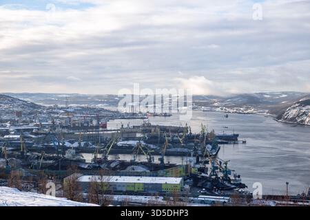 Murmansk, Russland - 11. März 2025: Luftansicht auf den Handelshafen von Murmansk und die eisfreie Kola-Bucht Stockfoto